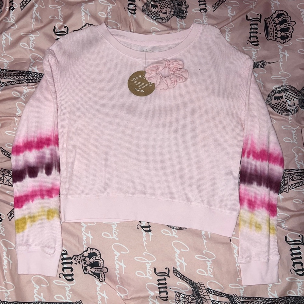 Cute and stretchy pastel pink shirt/pants/scrunchy combo
